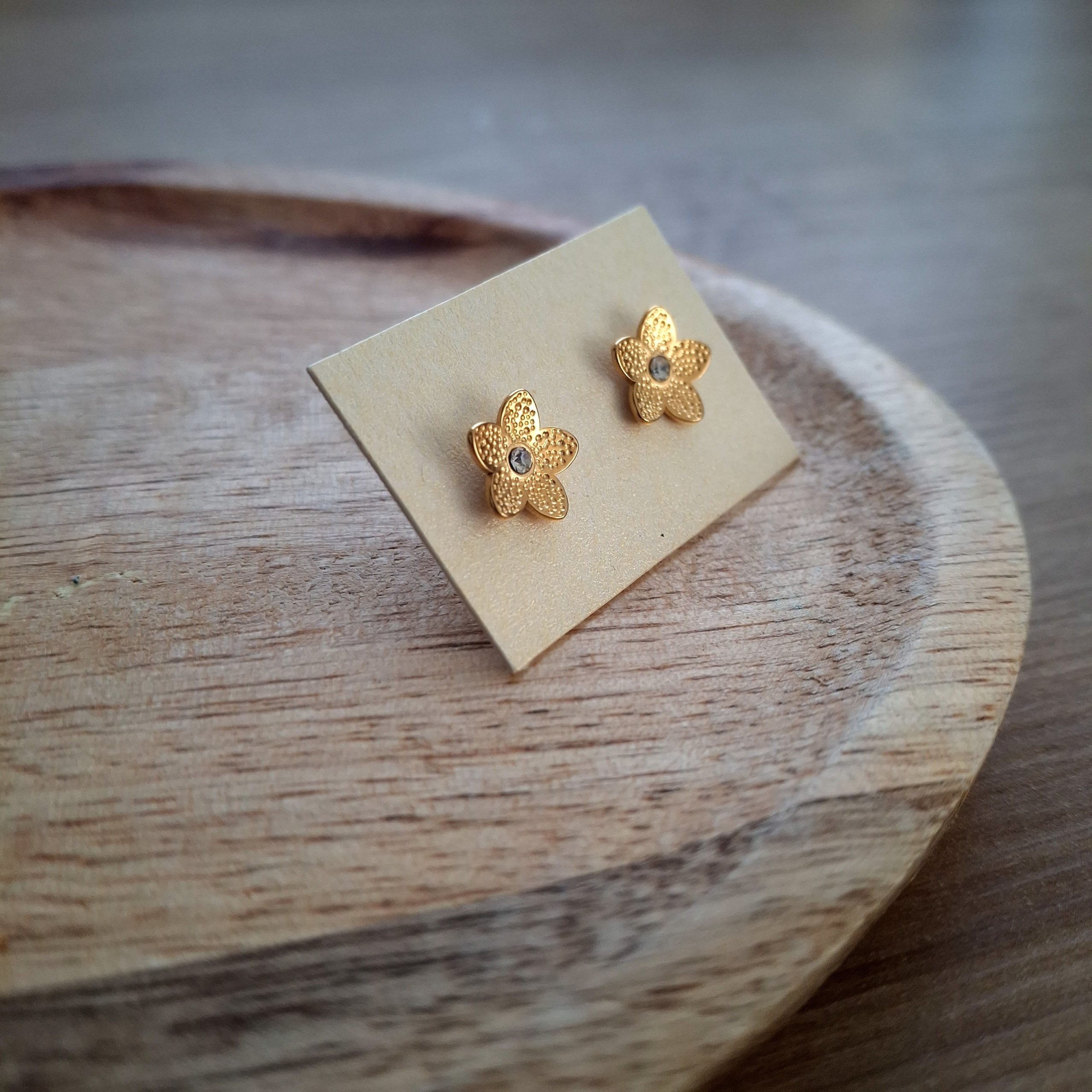 Puces d’oreilles fleur dorée strass 🌸 AYLIN – Image 4