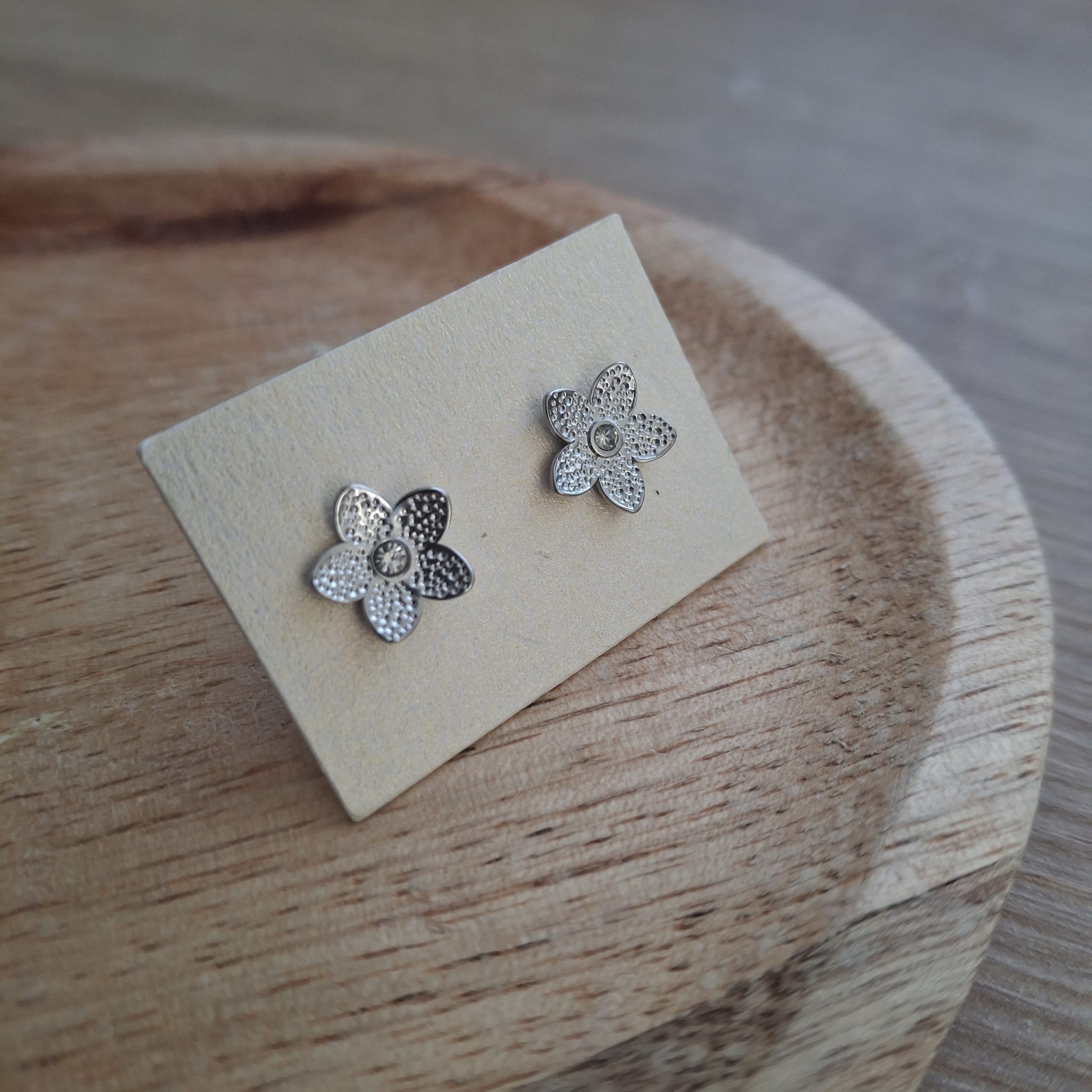 Puces d’oreilles fleur dorée strass 🌸 AYLIN – Image 2