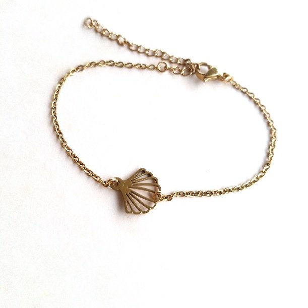 Bracelet coquillage acier inoxydable doré avec pendentif ajouré