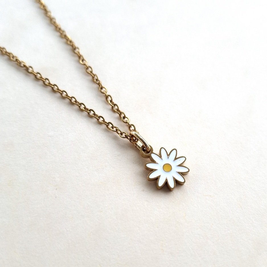 Collier fleur marguerite femme porté avec chaîne dorée ajustable