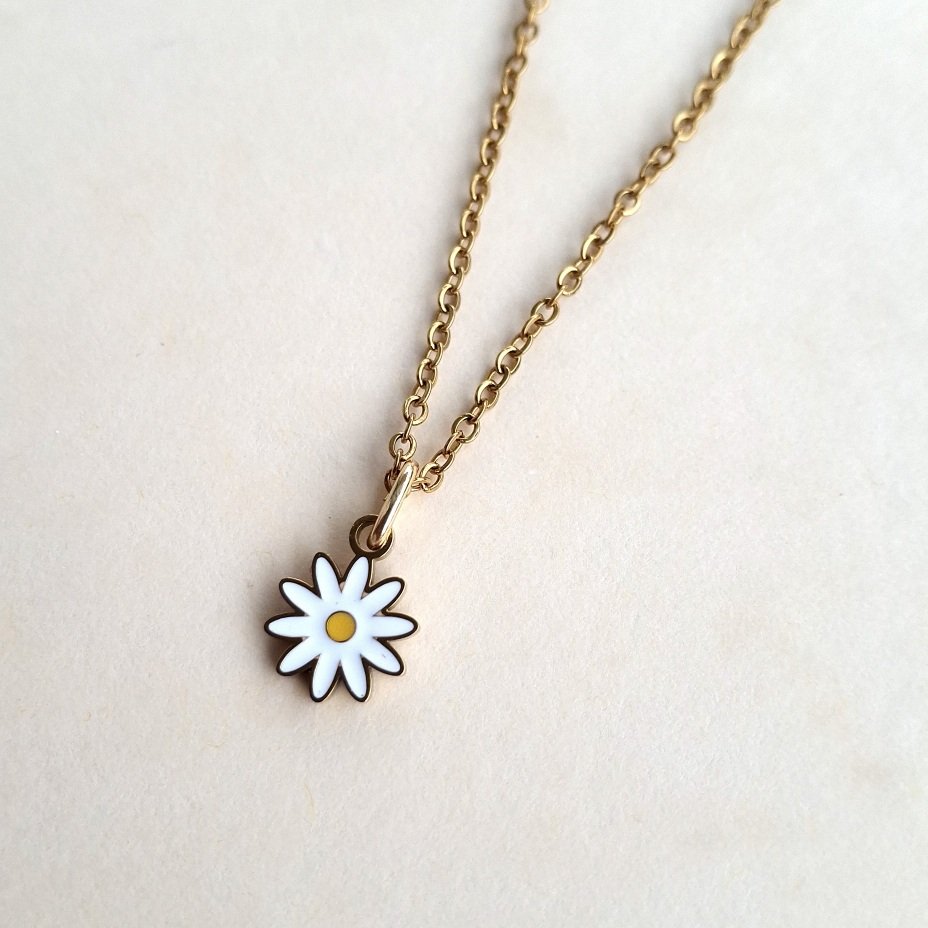 Gros plan sur pendentif du collier mini marguerite acier inoxydable doré