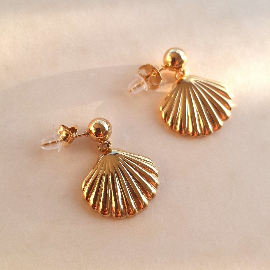 Boucles coquillage doré avec attache puce et fermoir poussette