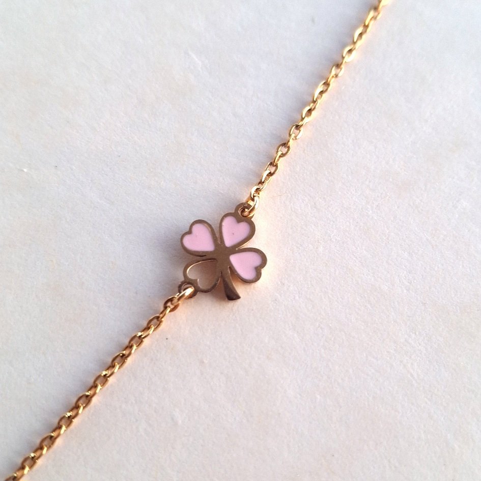 détail trèfle rose bracelet acier inoxydable doré
