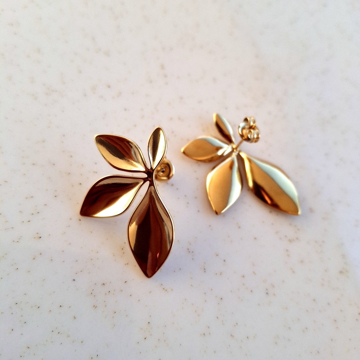 Plan latéral des boucles pendantes feuilles dorées