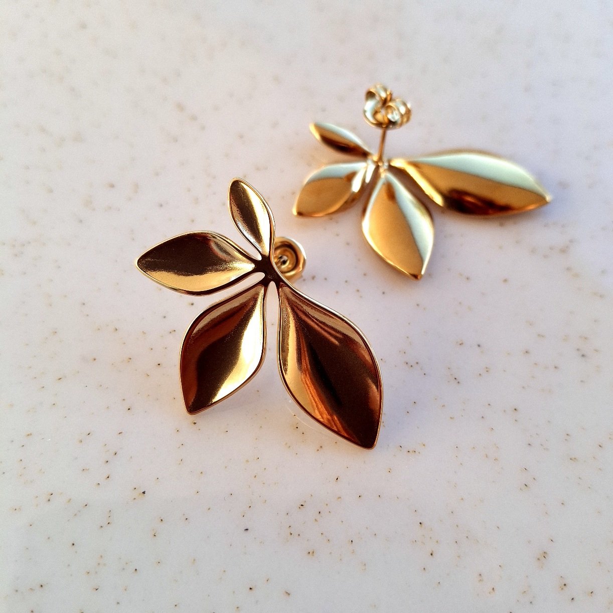 Gros plan sur boucles d’oreilles feuilles dorées acier inoxydable