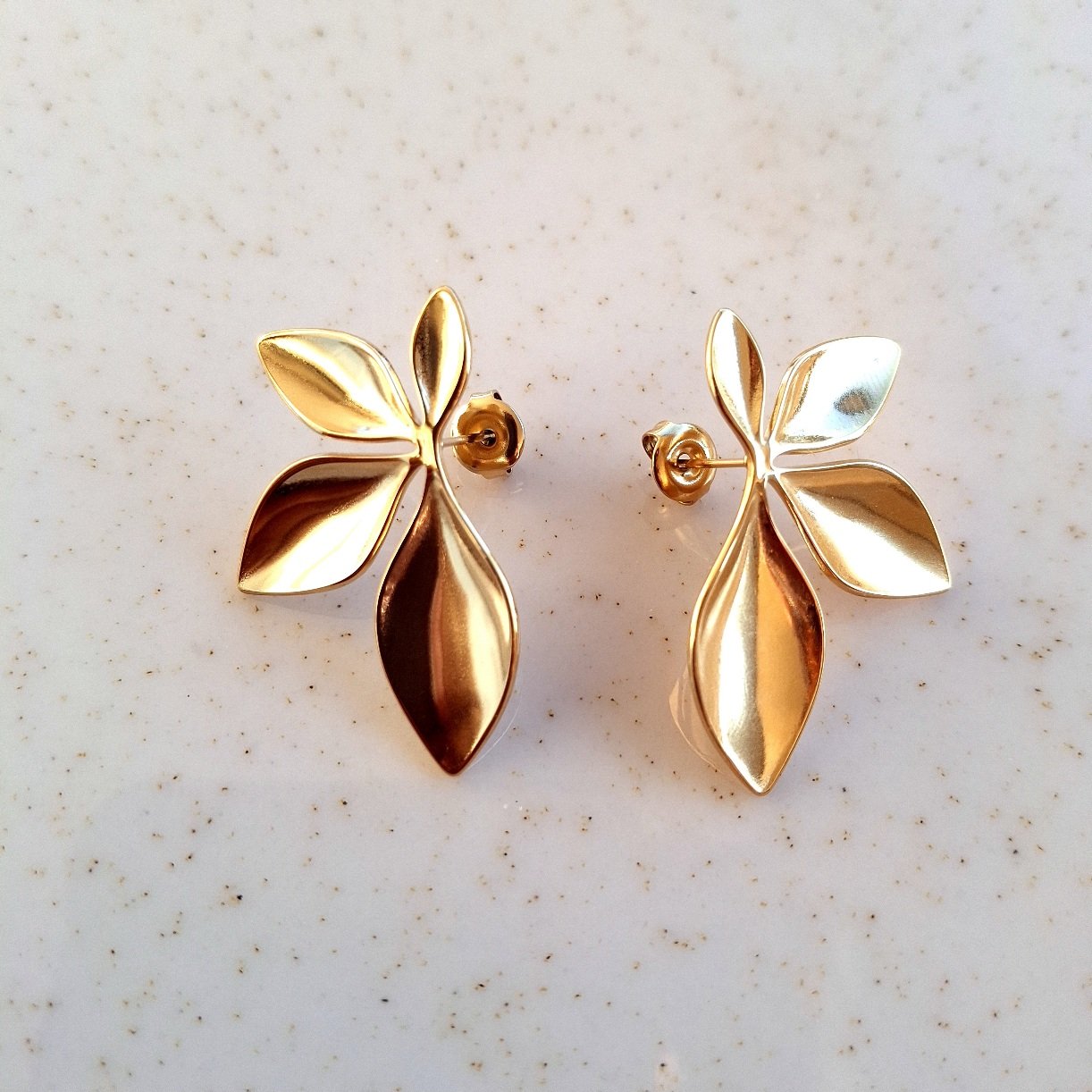 Boucles feuilles dorées avec attache puce et fermoir poussette