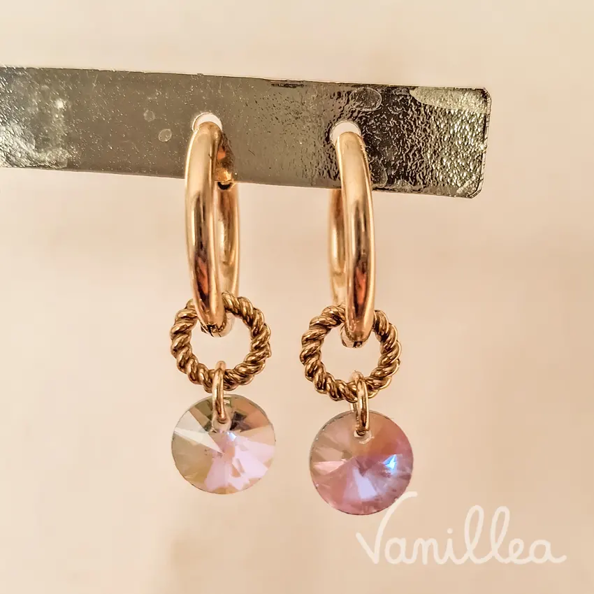 Gros plan sur bijou doré cristal violet ADÉ