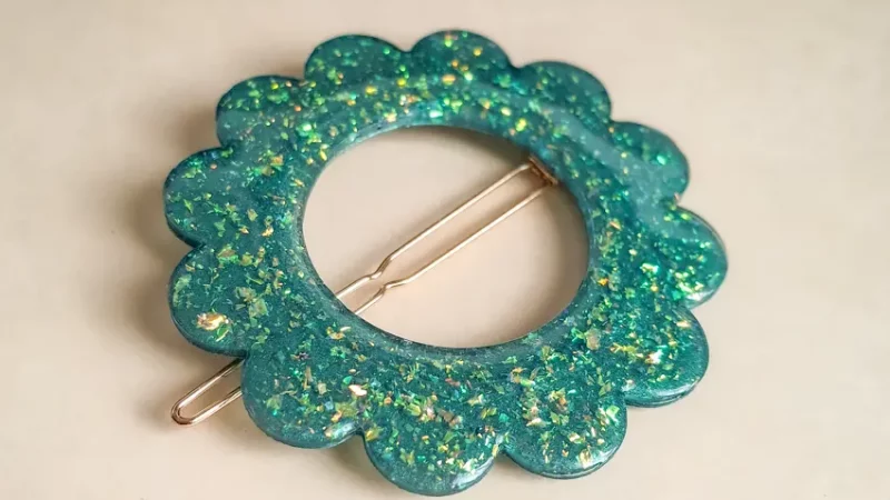 Barrette cheveux fleur bleue vue de côté avec attache métallique