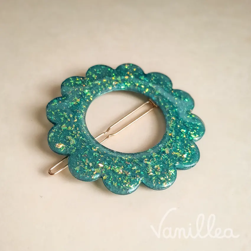Barrette cheveux fleur bleue vue de côté avec attache métallique