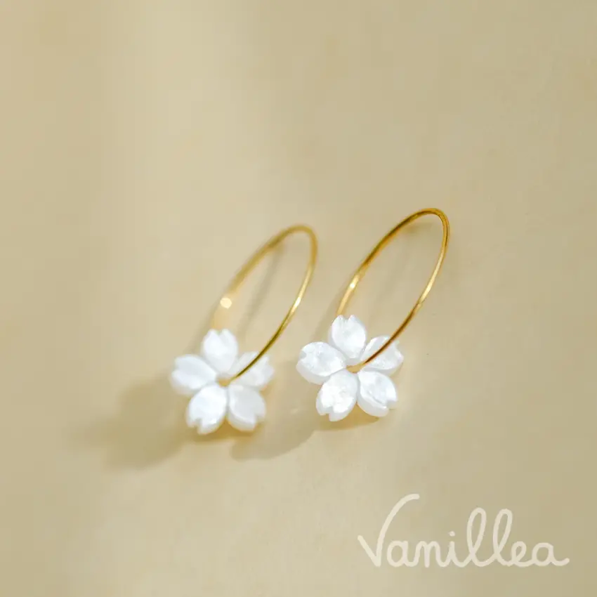 Boucles d’oreilles fleur de cerisier SAKURA en acétate blanches