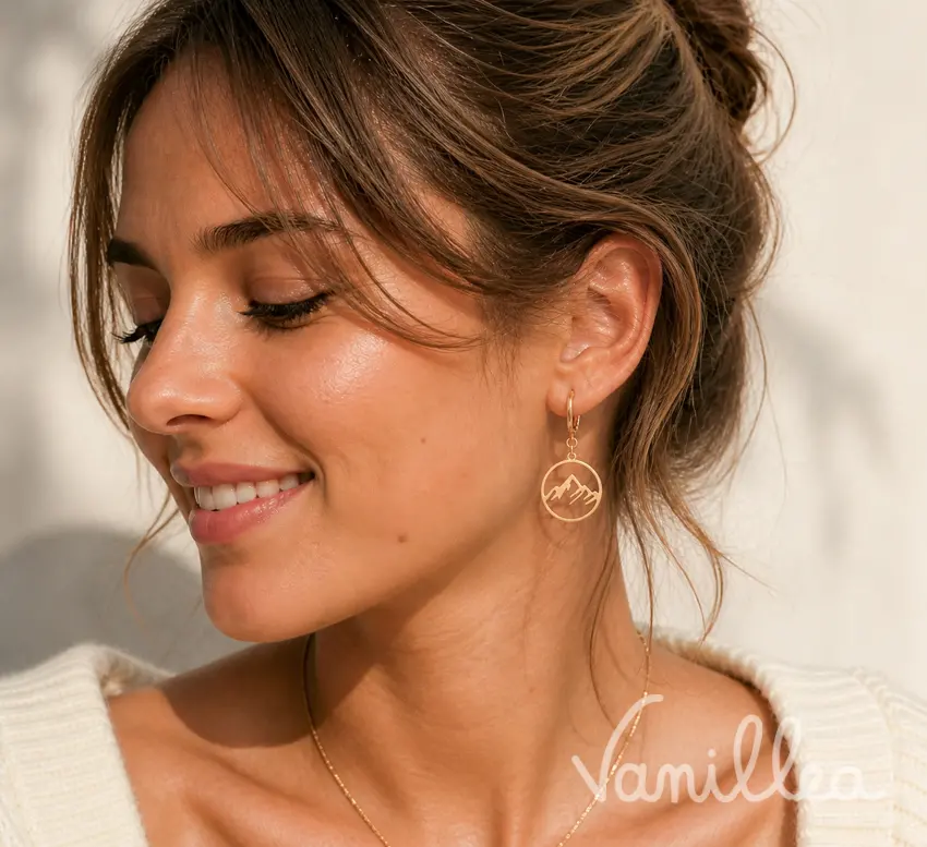 boucles d’oreilles montagne dorées portées femme