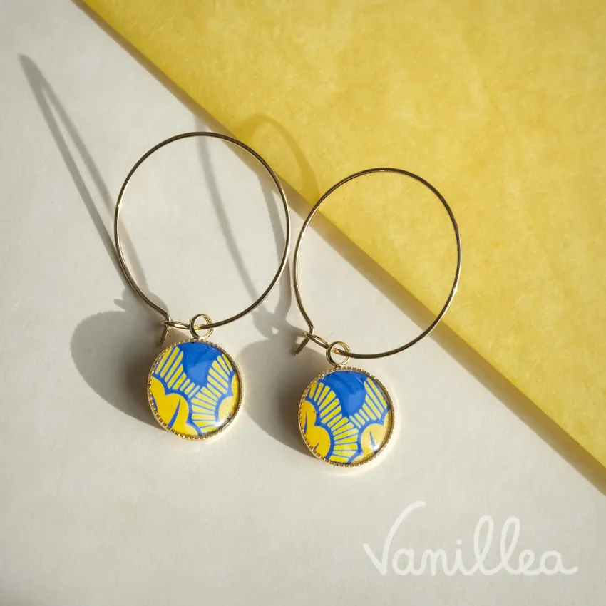 Créoles wax bleu jaune dorées avec médaillon rond graphique