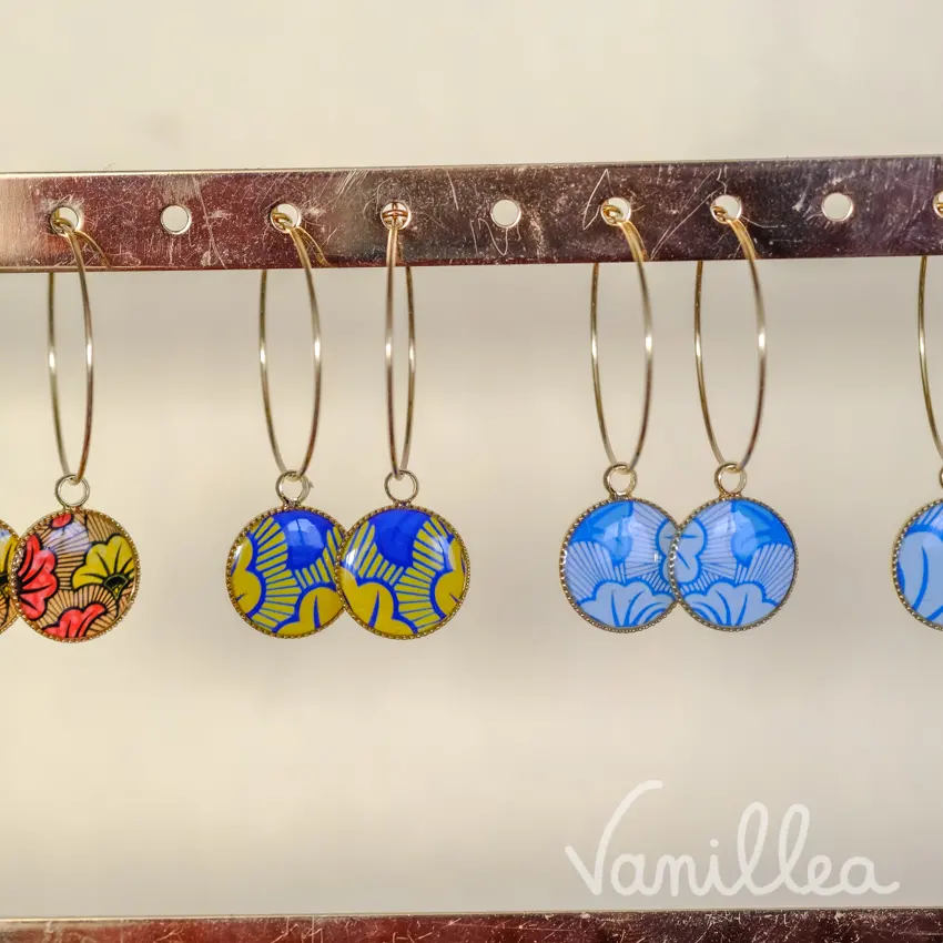 Boucles wax bleu et jaune inspirées des motifs africains