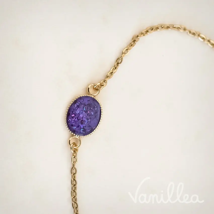 Gros plan médaillon en résine violette CAMILLE