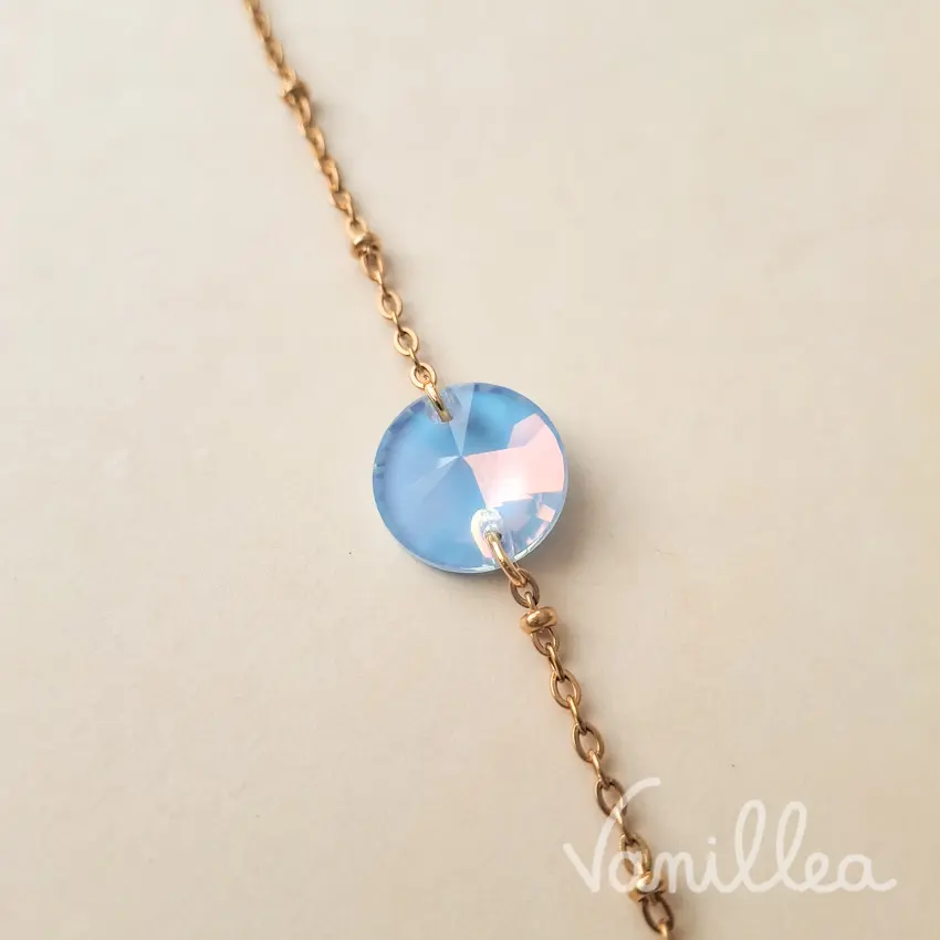 Détail bracelet cristal bleu facetté effet lumineux.