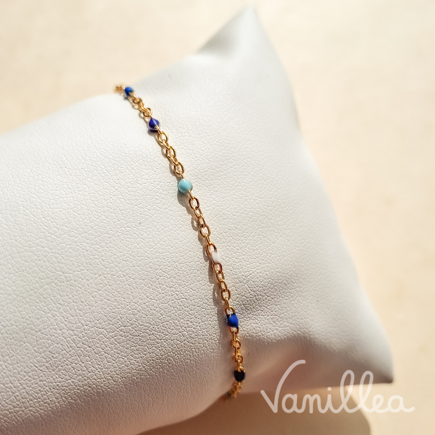 détail bracelet perles bleues nuances acier inoxydable doré