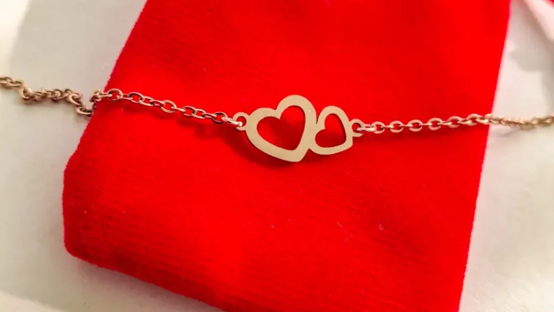 Détail deux cœurs ajourés bracelet doré