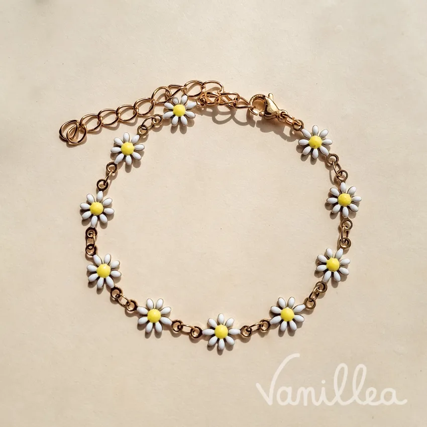 bracelet petites marguerites blanches gros plan acier inoxydable