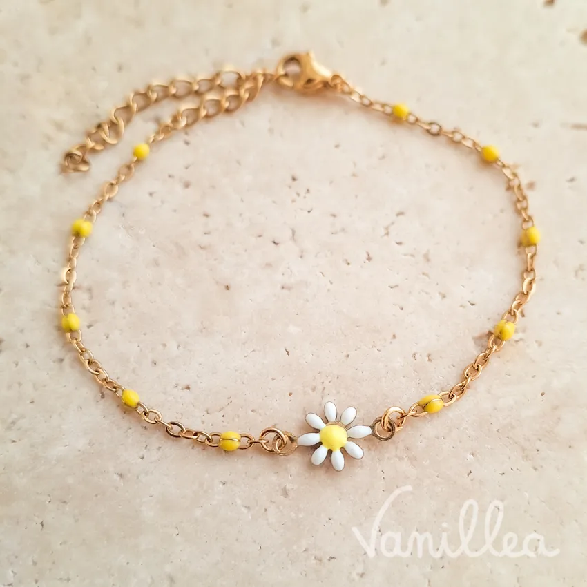 Gros plan sur marguerite blanche du bracelet marguerite perles jaunes doré