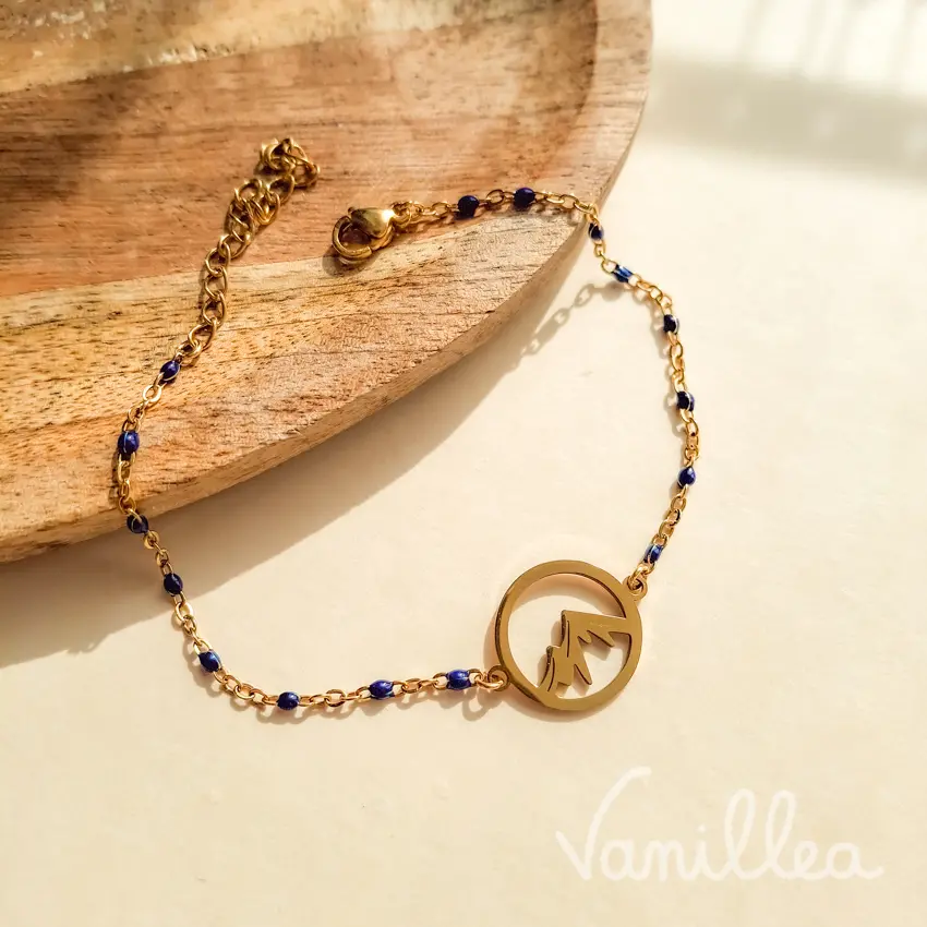 Bracelet doré pendentif montagne avec perles bleues