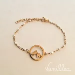 Bracelet sommet crème perles doré avec médaillon ajouré