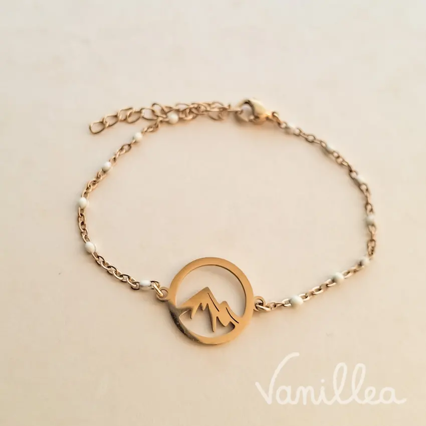 Bracelet montagne acier inoxydable doré avec perles blanc cassé.