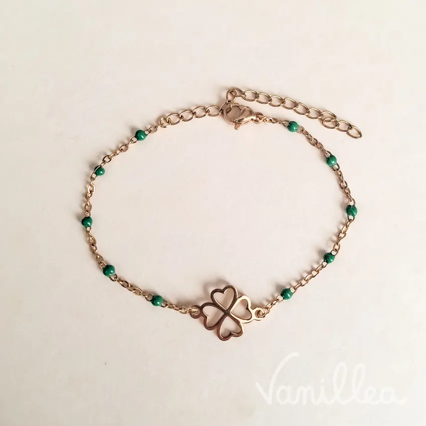 détail trèfle bracelet acier inoxydable doré