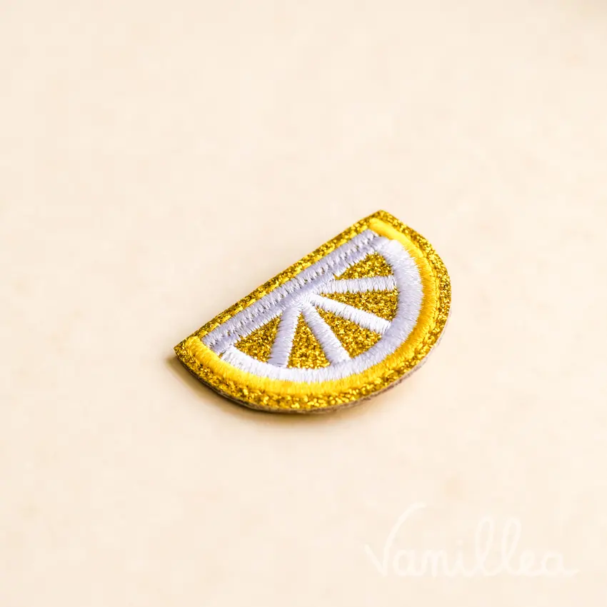 Broche citron brodée jaune et dorée