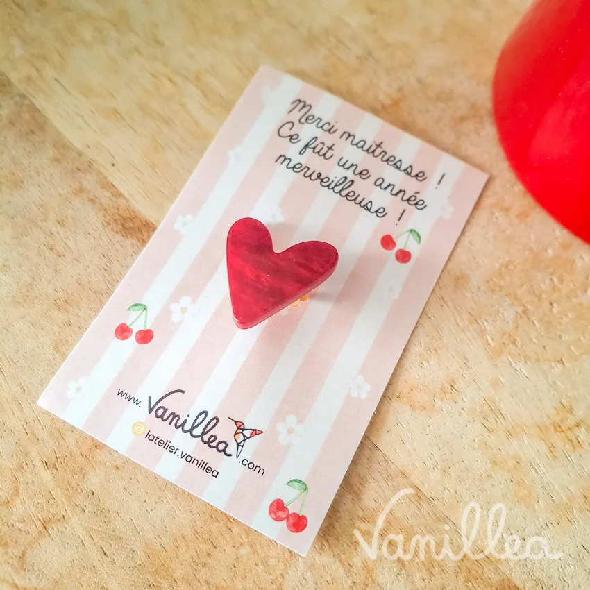 Carte cadeau maîtresse avec coeur rouge vue de côté