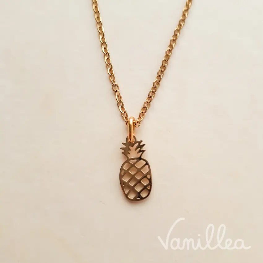 détail pendentif ananas acier inoxydable finition dorée