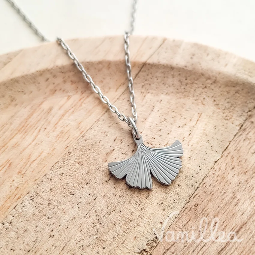 Collier pendentif feuille ginkgo argenté vu de côté avec chaîne fine