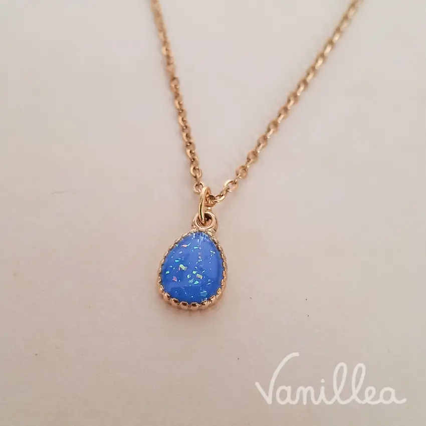 Collier pendentif bleu goutte avec chaîne dorée