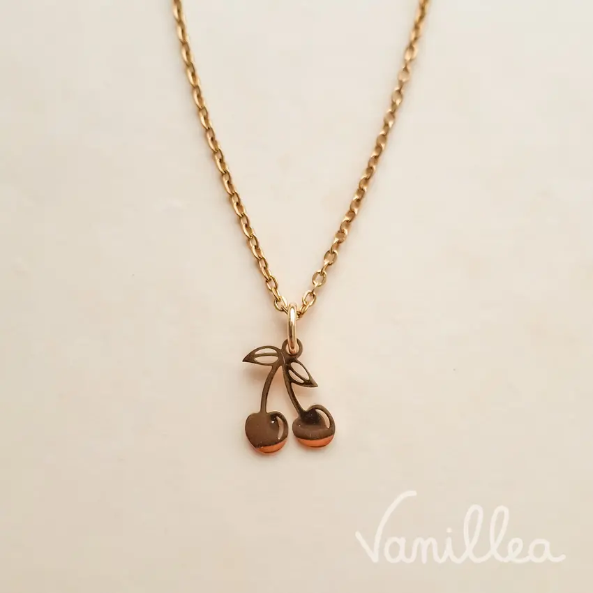 détail du pendentif collier cerises doré acier inoxydable