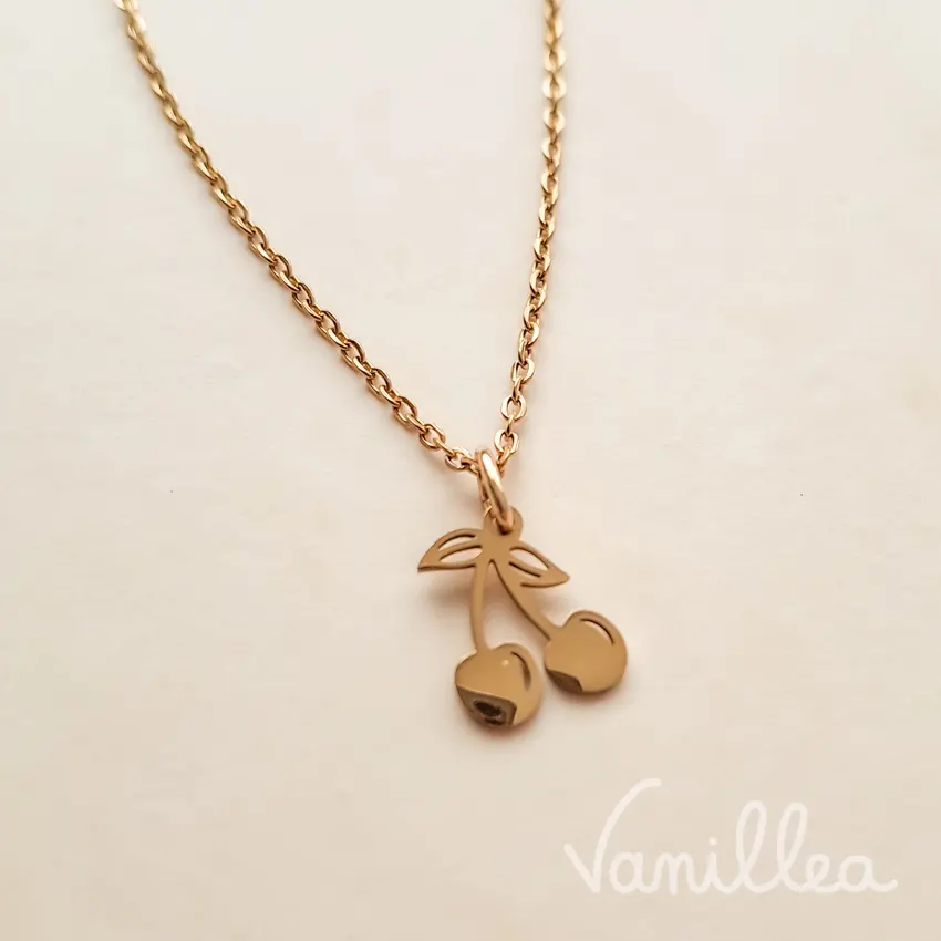 vue latérale du collier doré avec pendentif cerises