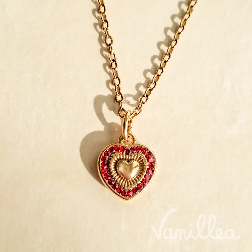 Collier cœur strass rouge avec pendentif doré et cœur central en relief
