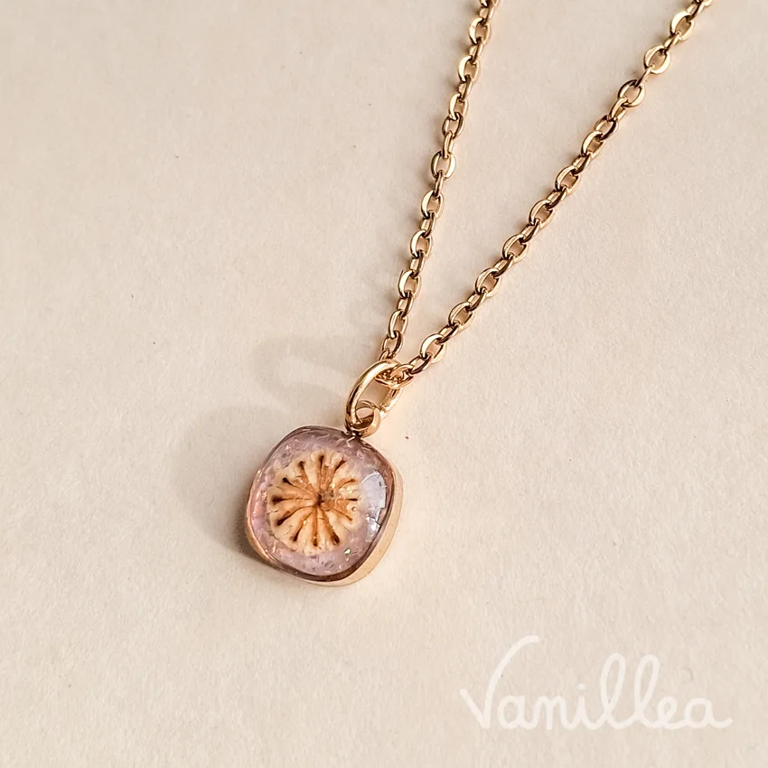 Détail pendentif coquelicot naturel rose irisé