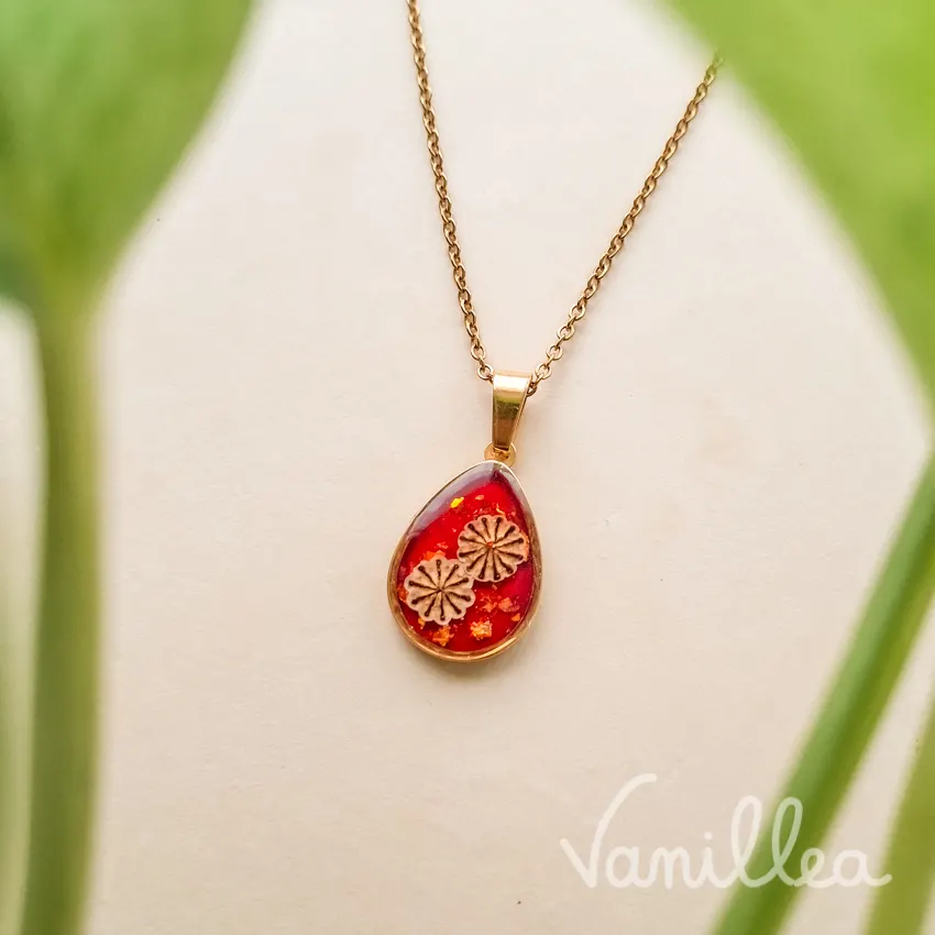 Collier goutte rouge avec véritable fleur de coquelicot