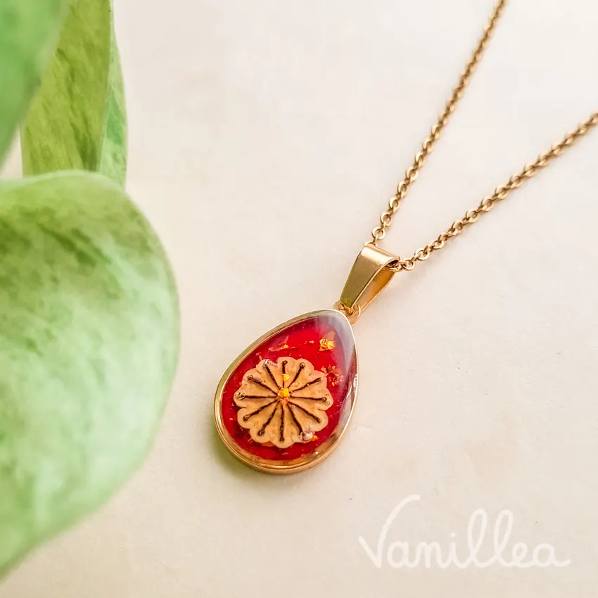 Détail du collier coquelicot rouge goutte fleur naturelle