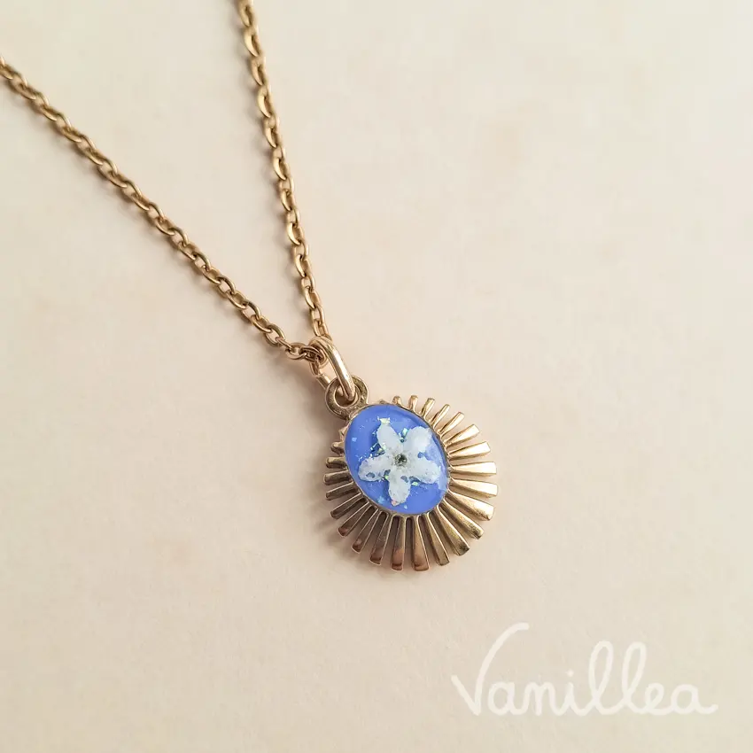 vue latérale du collier soleil floral doré