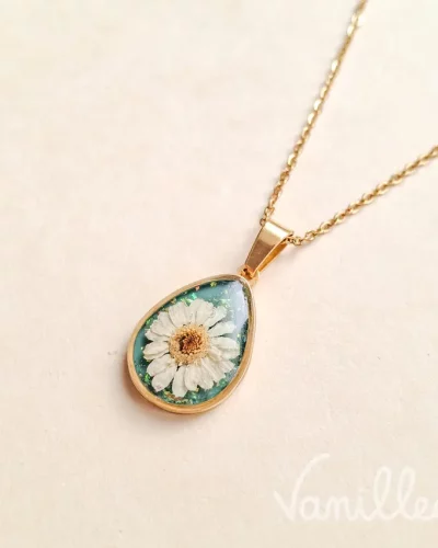 🌼 Collier fleur de Camomille – Goutte vert d’eau