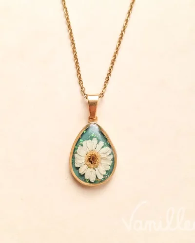 🌼 Collier fleur de Camomille – Goutte vert d’eau