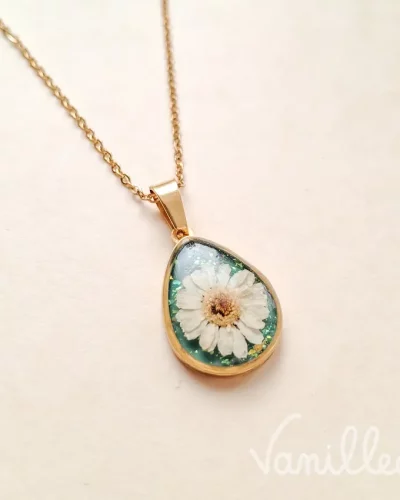 🌼 Collier fleur de Camomille – Goutte vert d’eau