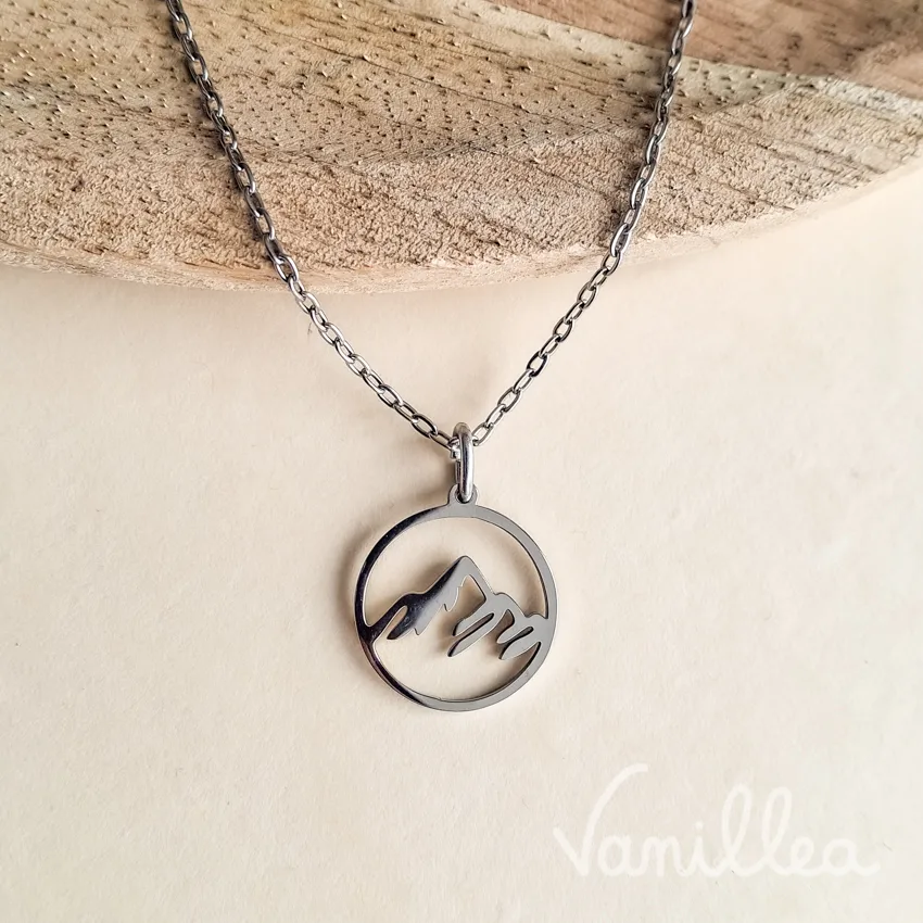 Pendentif montagne argenté rond et ajouré