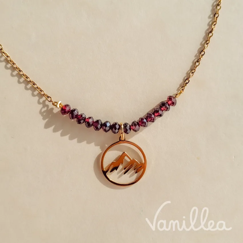 Collier doré pendentif montagne avec pierres de grenat
