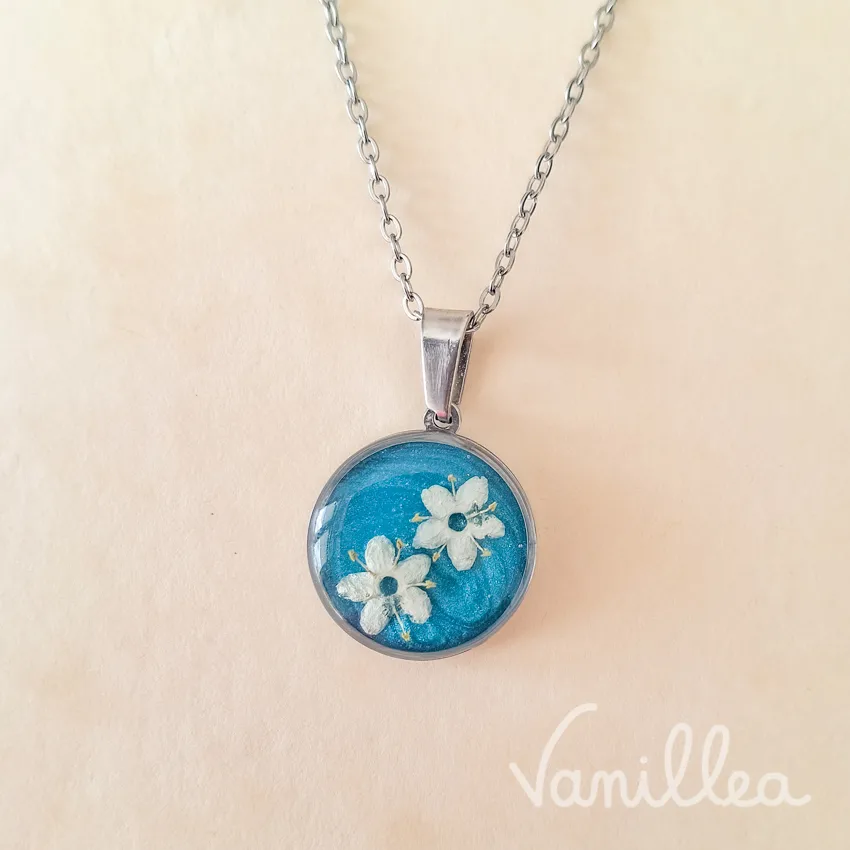 collier myosotis blanc résine bleue argenté en acier inoxydable
