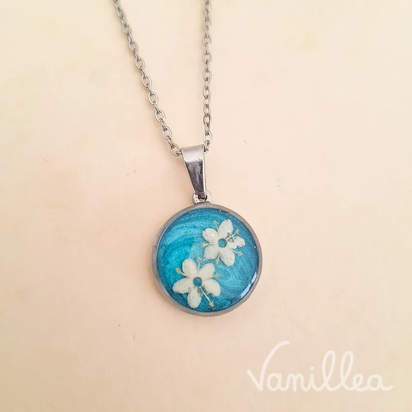 vue latérale du collier floral argenté résine bleue