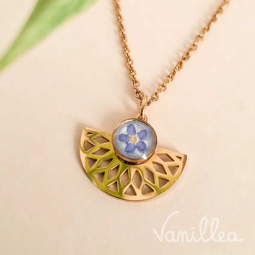 Collier doré avec pendentif éventail et fleur de myosotis bleue, vue de face