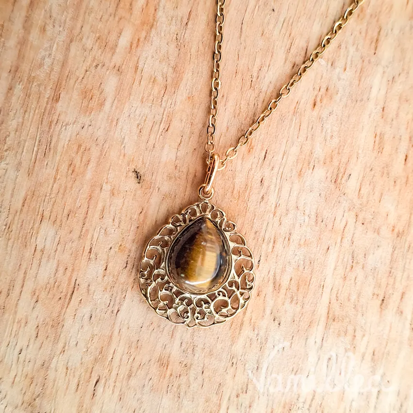 Collier œil de tigre goutte doré avec pendentif ajouré