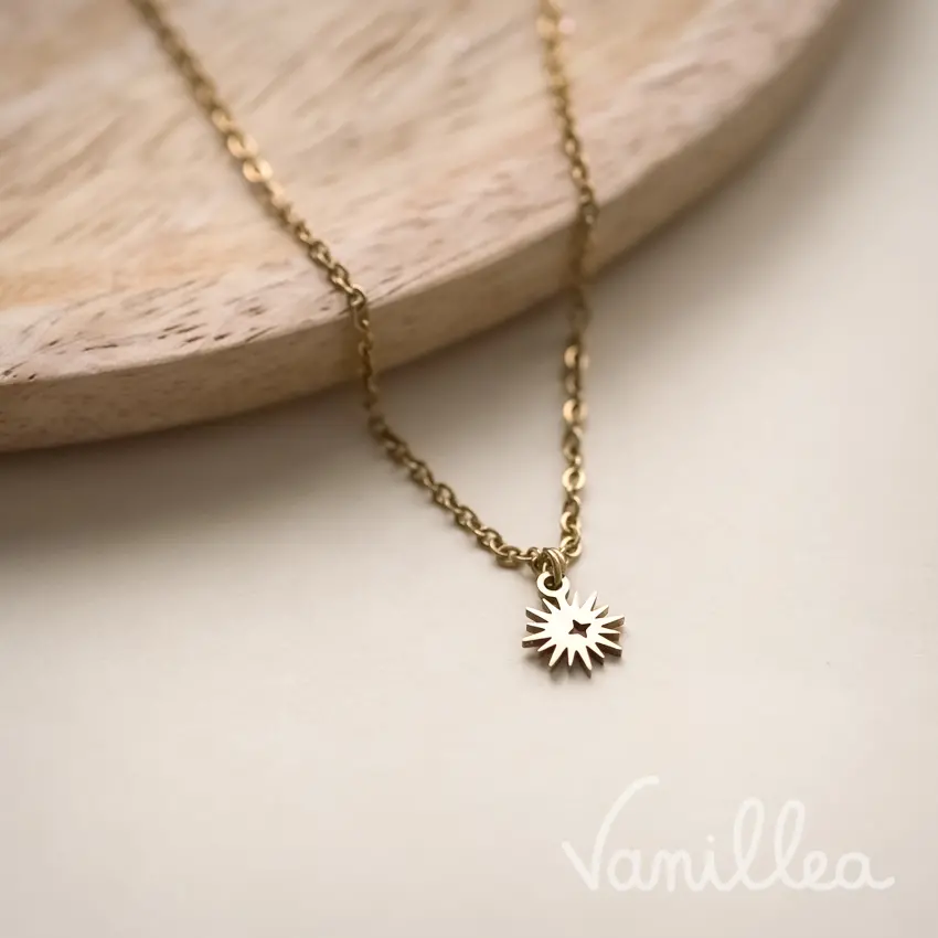 Collier fin doré avec pendentif soleil