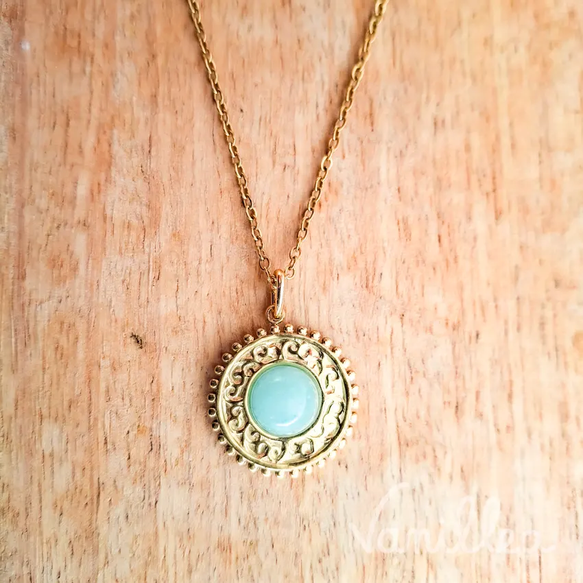 Collier amazonite médaillon doré avec pierre ronde